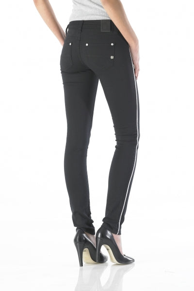 Good Morning Universe Damenjeans in Schwarz mit feinem weißen Stripe an der Hosennaht