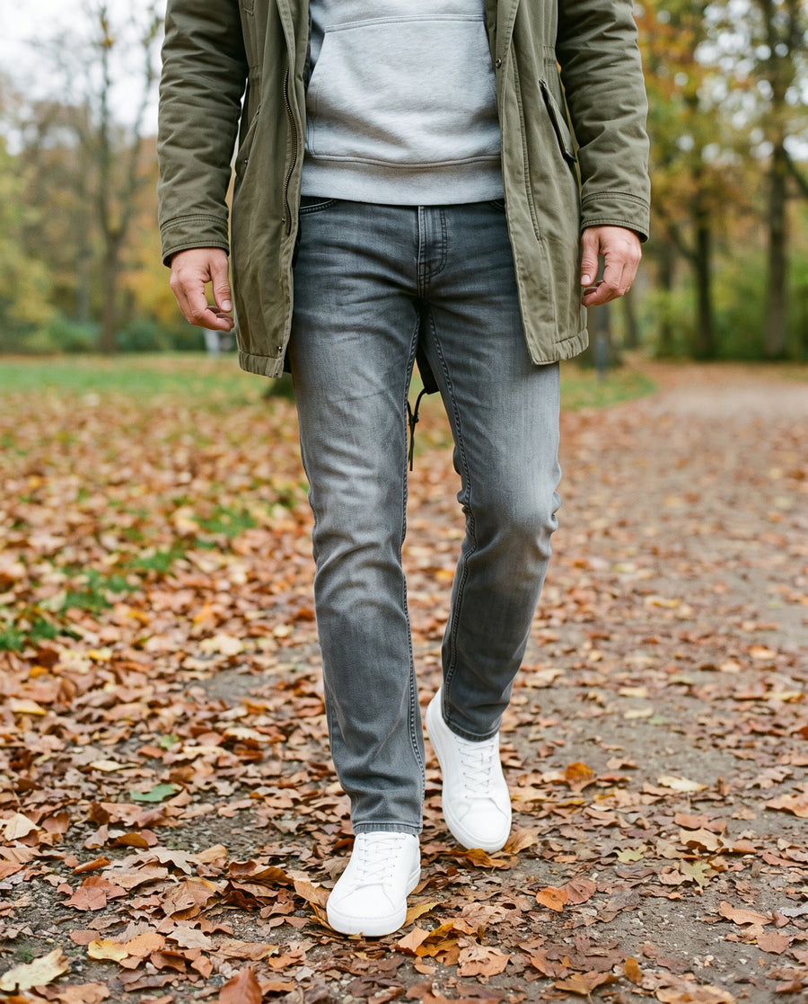 Oklahoma Jeans R140 Dark Grey mit Parka und Hoodie im herbstlichen Park