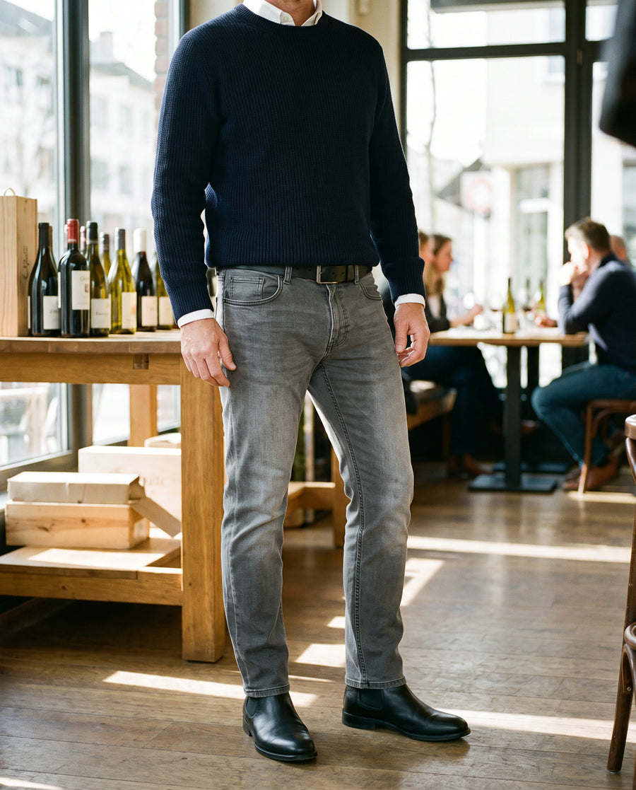 Oklahoma Jeans R140 Dark Grey mit dunkelblauem Pullover und Chelsea-Boots in einer Weinbar