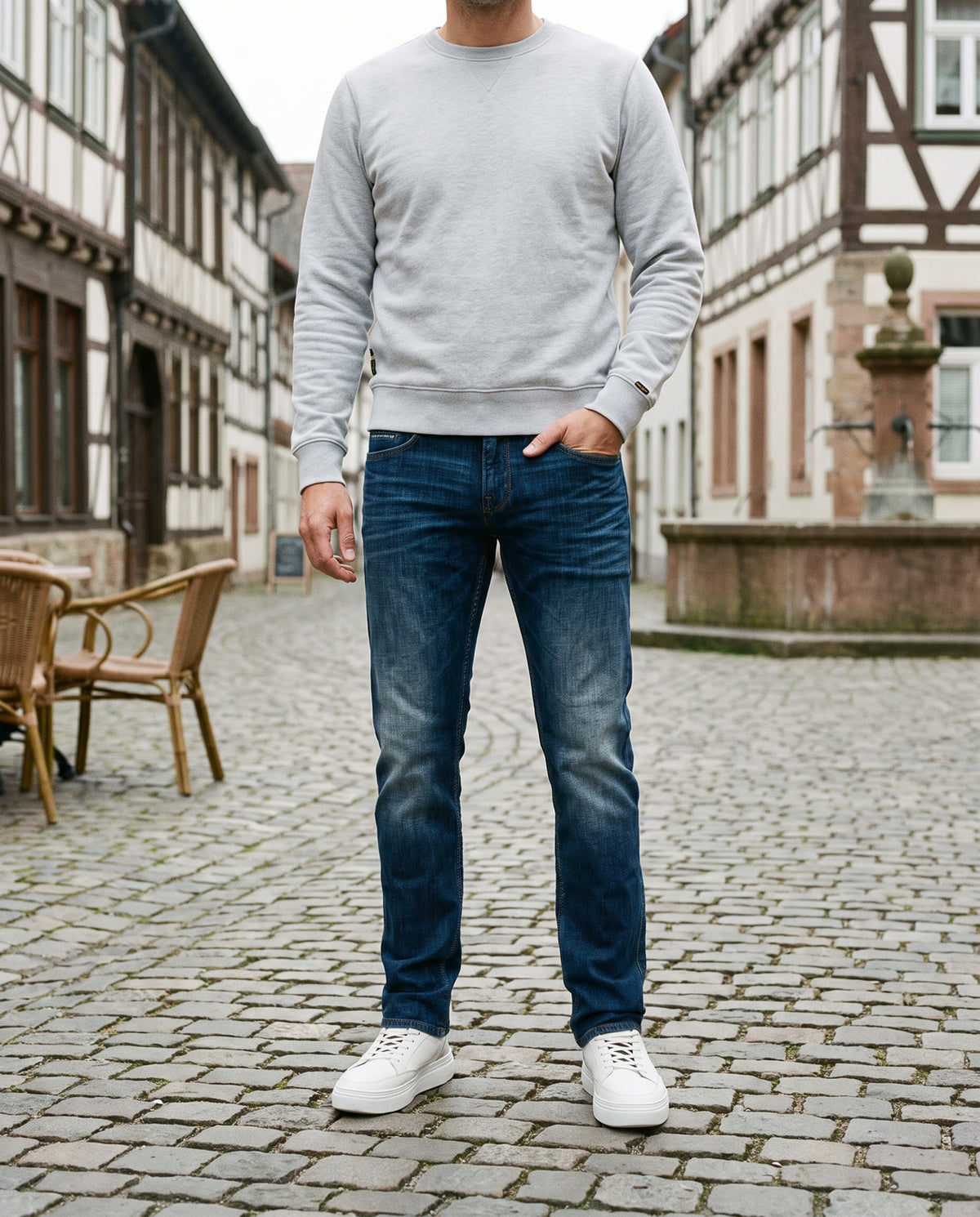 PME Legend Nightflight MVB mit hellgrauem Sweatshirt und weißen Sneakern in der Altstadt
