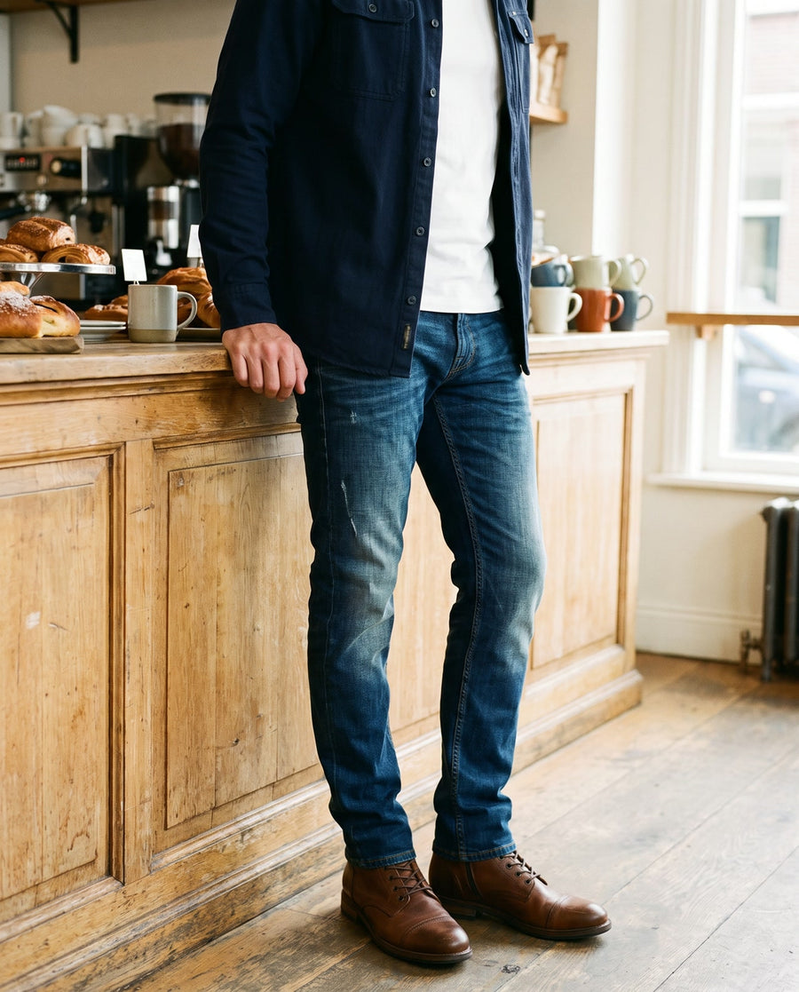 PME Legend Nightflight MVB mit dunkelblauer Hemdjacke in einer Bäckerei