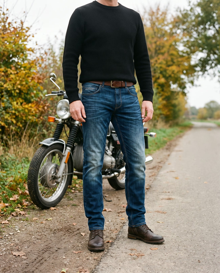 PME Legend Nightflight MVB mit schwarzem Strickpullover und Boots neben einem Motorrad