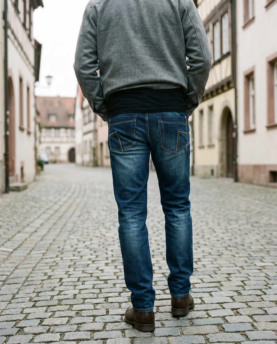 Timezone EDO Zip Raywash von hinten in einer Altstadtgasse, mit grauer Hemdjacke