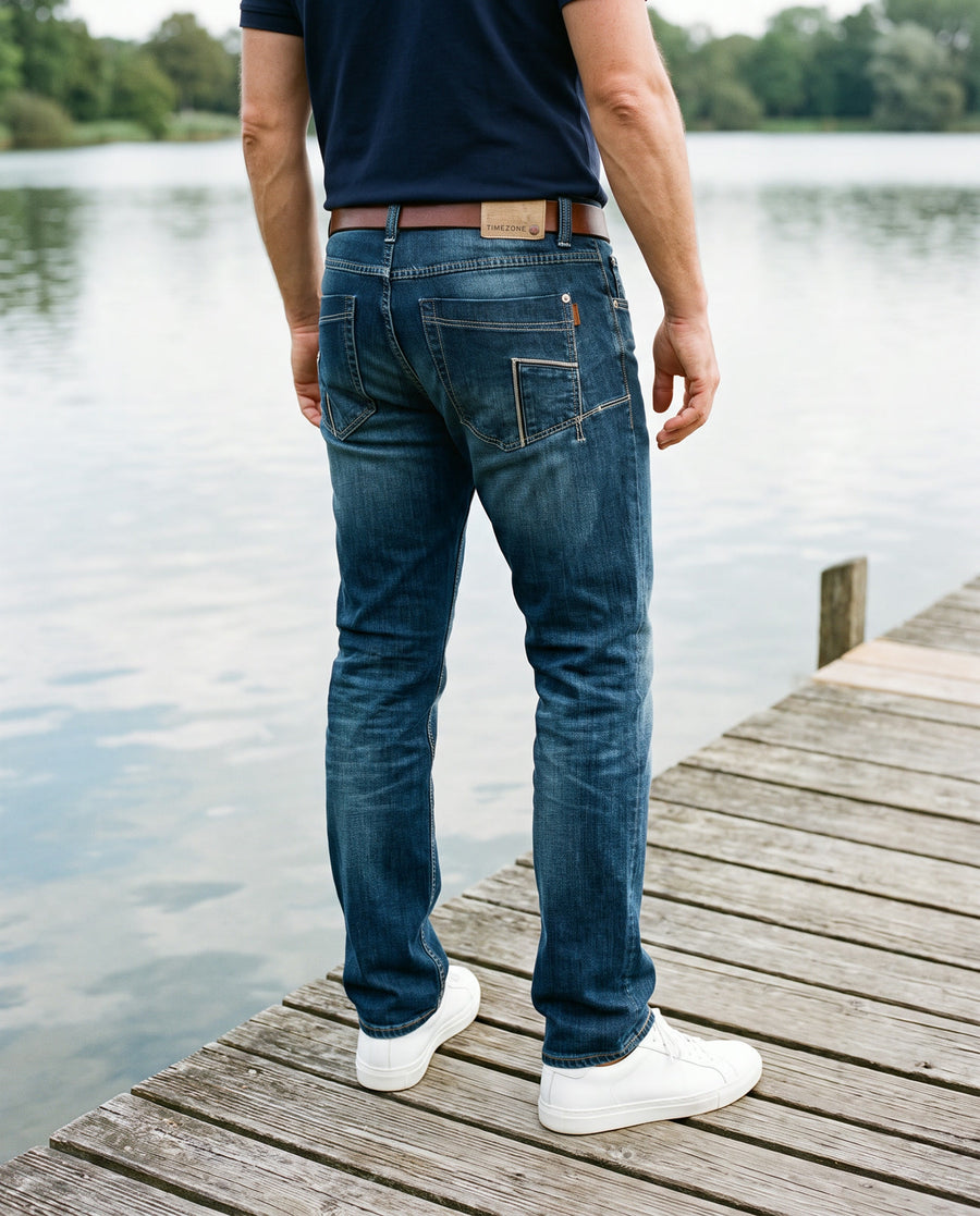 Timezone EDO Zip Raywash mit dunkelblauem Polo auf einem Steg am See